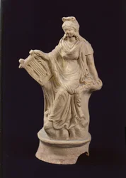 Statuette der Erato sitzend, aus Myrina, Türkei